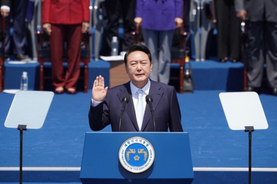 2022年5月10日，在韓國首爾，尹錫悅出席總統(tǒng)宣誓就職儀式。新華社發(fā)（李相浩攝）