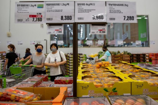 2022年7月9日，人們在韓國高陽市一家超市水果區(qū)購物。新華社記者王益亮攝