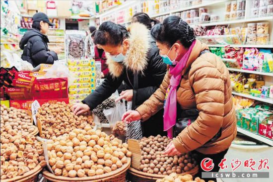 　　在長沙南門口菜市場(chǎng)附近的一家炒貨店內(nèi)，市民正在選購年貨?！　￠L沙晚報(bào)全媒體記者 范宏歡 攝