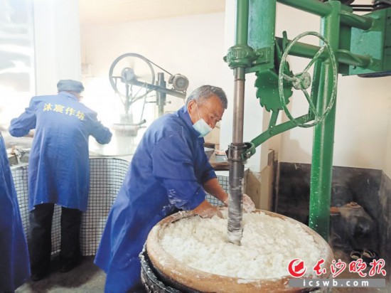 　　作坊里工人正在進(jìn)行粉絲生產(chǎn)。受訪者供圖