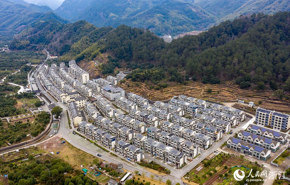 近日，航拍寧波市海曙區(qū)龍觀鄉(xiāng)李岙村屋頂光伏項(xiàng)目。人民網(wǎng) 章勇濤攝