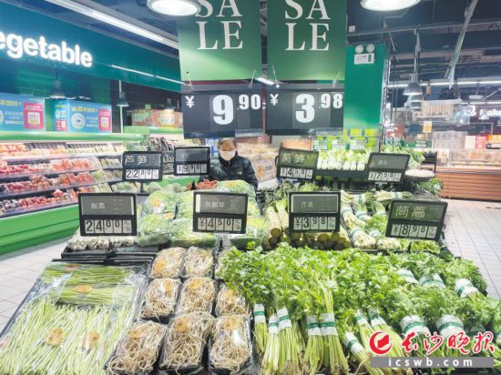 　　家樂(lè)福芙蓉廣場(chǎng)店，市民在選購(gòu)春菜。