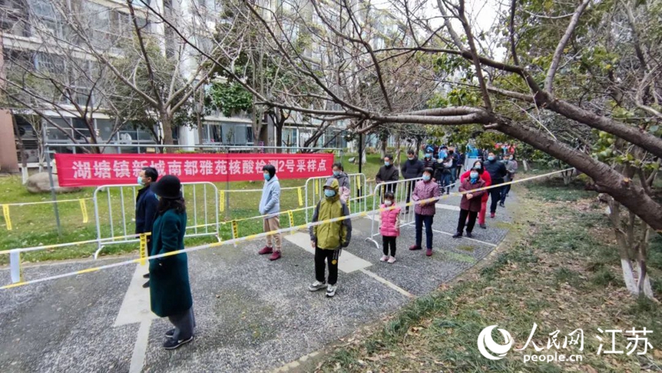 湖塘鎮(zhèn)黨員干部定點、定人、定崗、定責(zé)保障核酸檢測有序進行。 武進區(qū)委宣傳部供圖