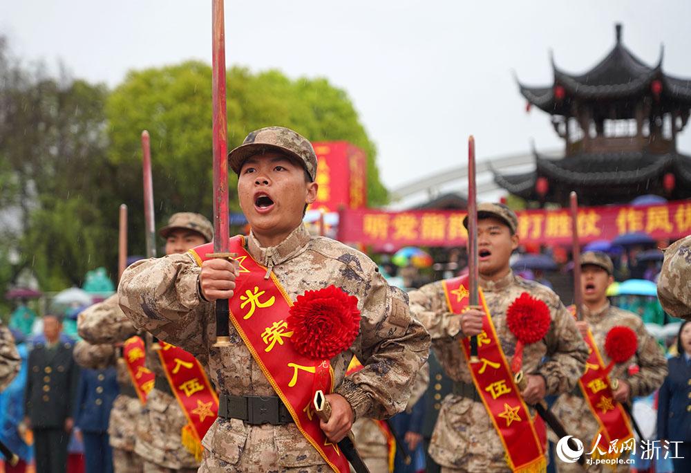 3月22日，新兵們高喊誓言、莊嚴(yán)亮劍。人民網(wǎng) 章勇濤攝