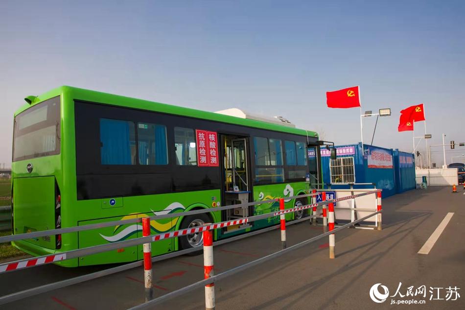 淮安市客總汽車運輸有限公司調(diào)集兩部車況最佳“核酸采樣流動車”，組建黨員“先鋒崗”。紀星名攝