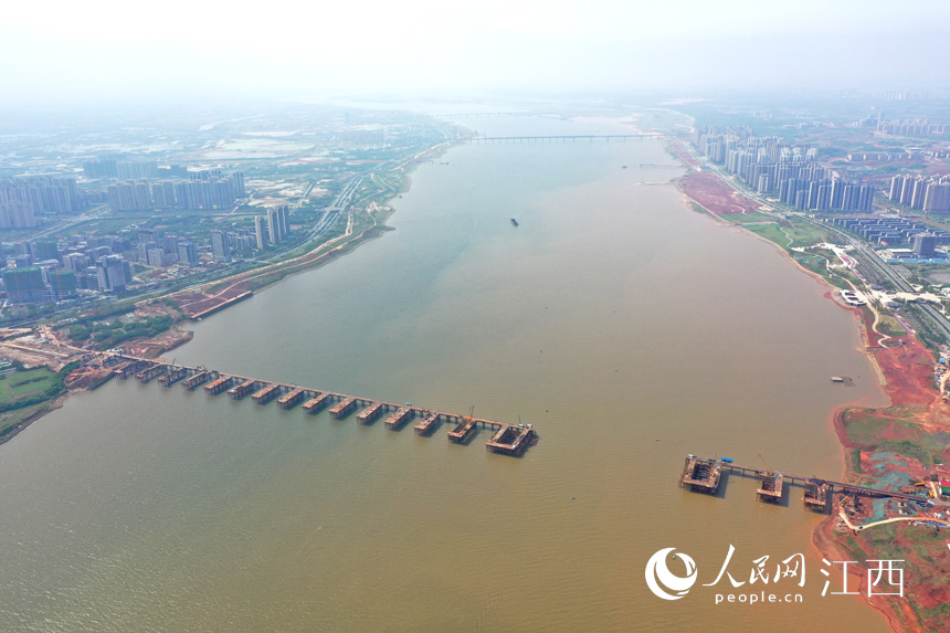 航拍九龍湖過江大橋，該橋是南昌第七座跨贛江通道。 人民網(wǎng) 時雨攝