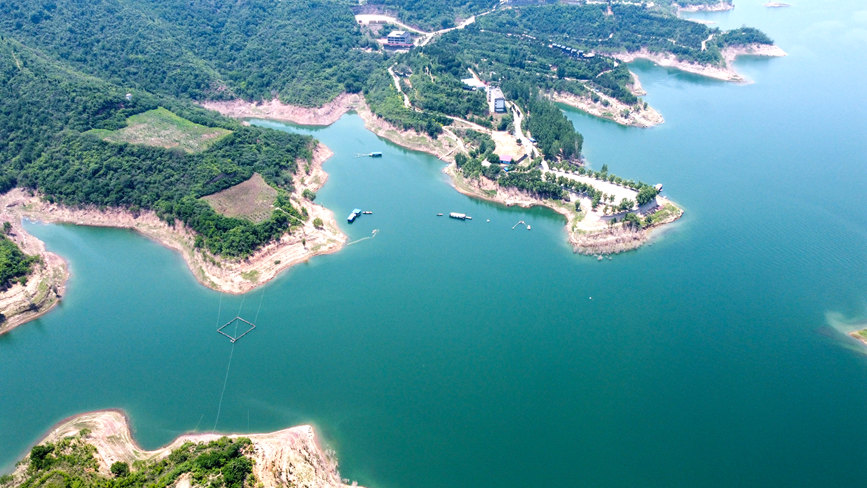 河南洛陽(yáng)市孟津區(qū)境內(nèi)的黃河小浪底風(fēng)景區(qū)黃鹿山景點(diǎn)風(fēng)光。黃政偉攝