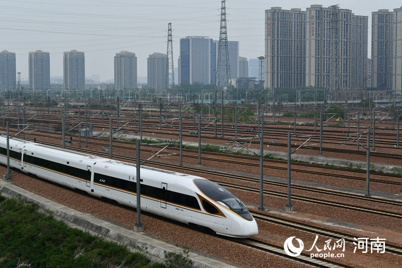 列車(chē)駛出站臺(tái)。人民網(wǎng) 霍亞平攝