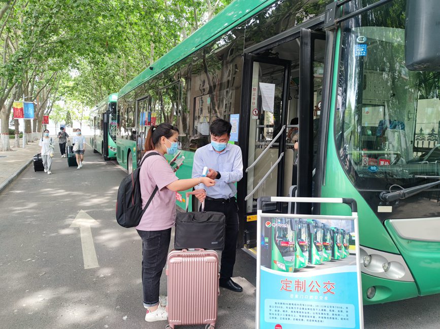公交車從校園宿舍樓下出發(fā)，直達(dá)鄭州火車站和鄭州東站。崔晨攝