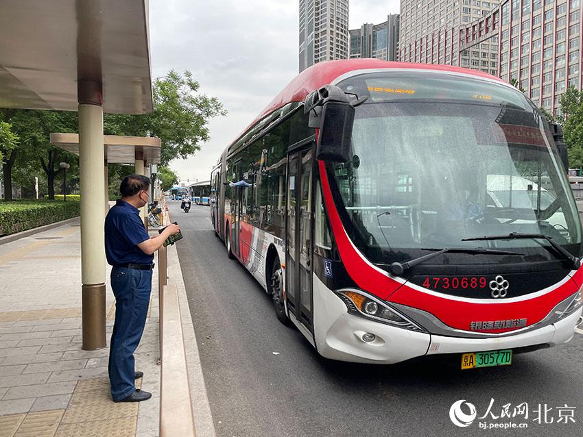 北京1路公交車駛進(jìn)八王墳西站，此前各路公交經(jīng)過該站時(shí)均甩站通過，今起該站回復(fù)正常上下客。人民網(wǎng) 尹星云攝