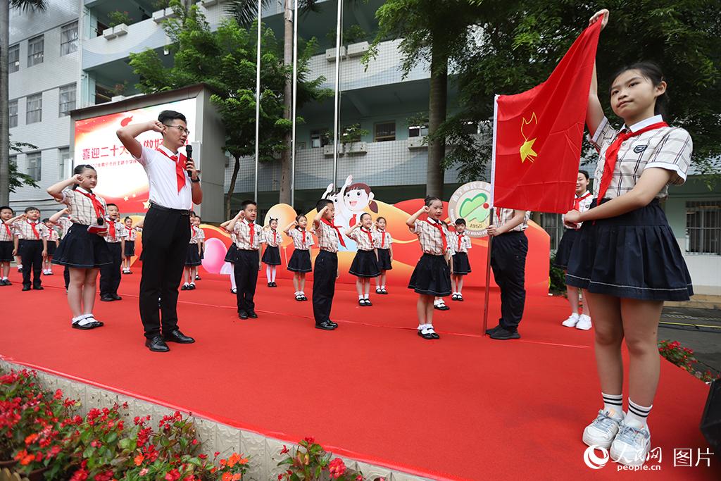 5月31日，在廣西壯族自治區(qū)南寧市民主路小學(xué)，學(xué)校大隊輔導(dǎo)員帶領(lǐng)少先隊員呼號。人民網(wǎng)記者 嚴立政攝