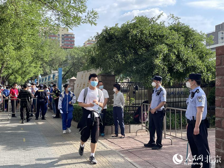 在中關村中學考點，考生們有序走入考點。人民網 董兆瑞攝