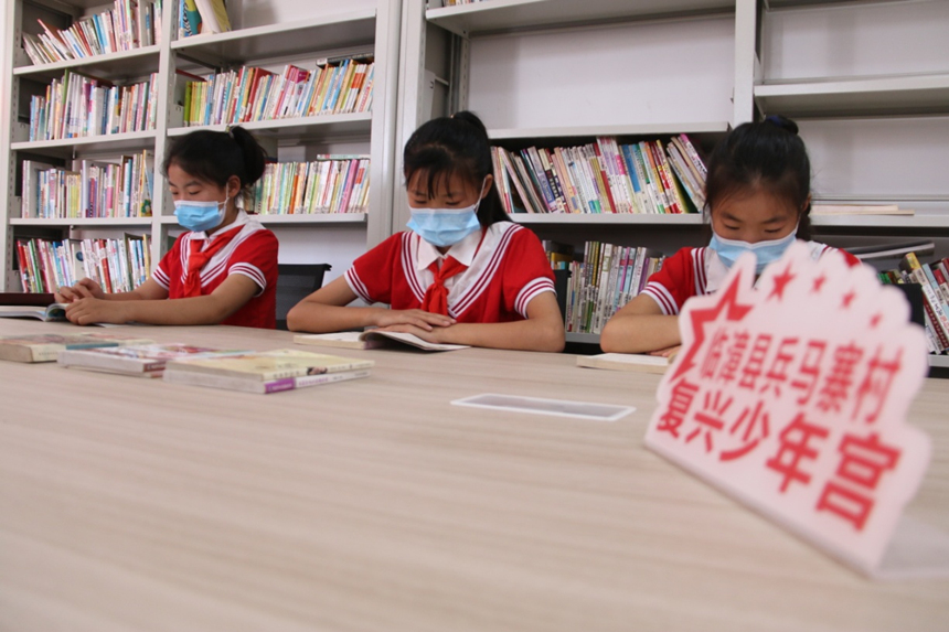 河北省臨漳縣柏鶴集鄉(xiāng)兵馬寨村復興少年宮，孩子們在閱覽室讀書。 申志好攝