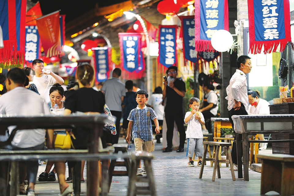  6月17日晚，游客在運(yùn)城市鹽湖區(qū)嵐山根運(yùn)城印象景區(qū)內(nèi)游玩。連日來(lái)，運(yùn)城市通過(guò)發(fā)放消費(fèi)券，培育夜購(gòu)、夜味、夜宿、夜玩、夜賞的消費(fèi)形態(tài)，迅速推動(dòng)消費(fèi)企穩(wěn)回暖，為經(jīng)濟(jì)發(fā)展注入強(qiáng)勁動(dòng)力。 金玉敏攝