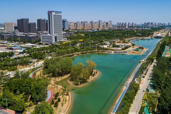 環(huán)城水系中的北湖公園越來(lái)越美。羅大慶攝