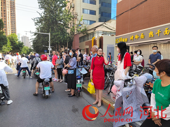 石家莊外國(guó)語(yǔ)學(xué)?？键c(diǎn)外送考的家長(zhǎng)。人民網(wǎng) 祝龍超攝
