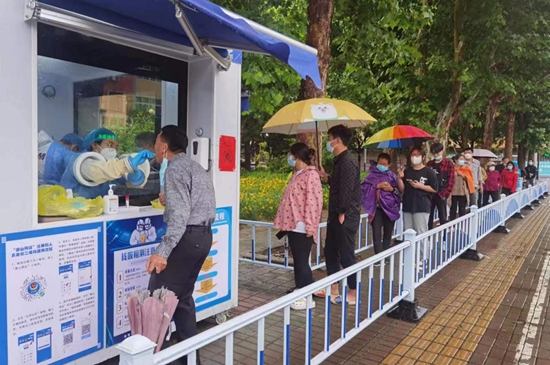 核酸采樣志愿者們上崗。孫金梅攝