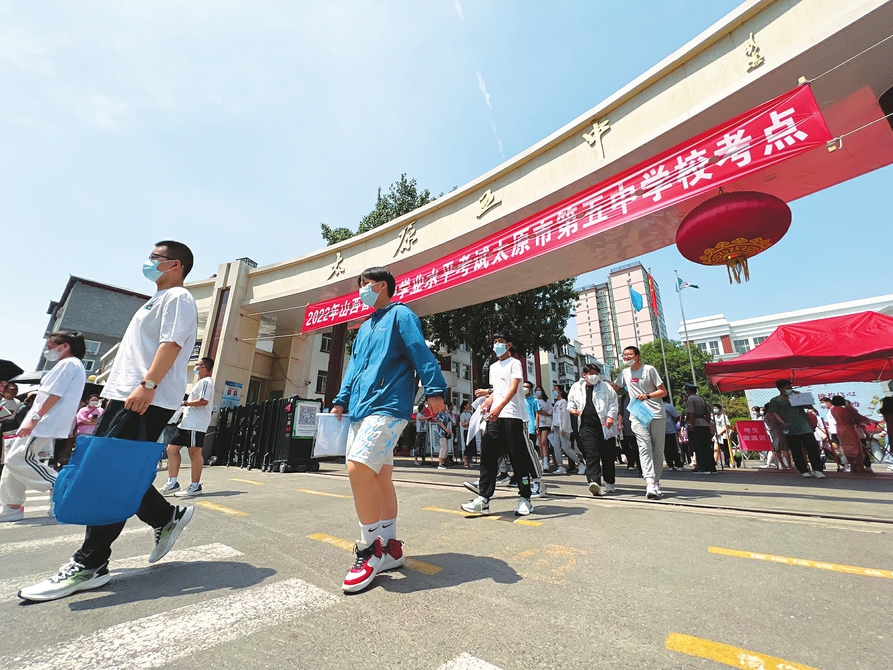 六月二十日，中考太原五中考點，完成首門考試的考生滿懷信心走出考場。記者李兆民攝