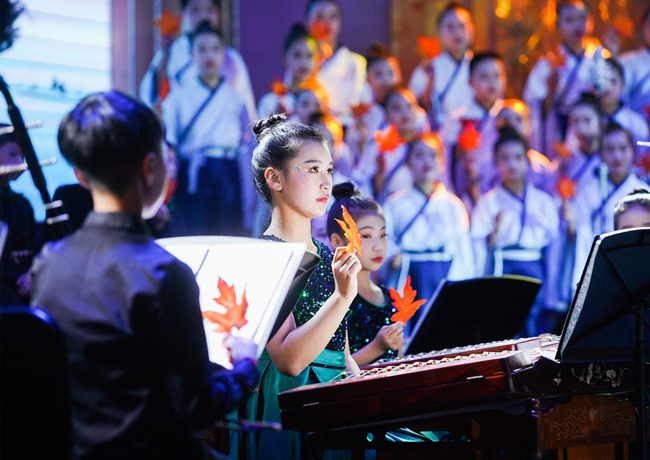 樂團(tuán)在臺(tái)上演出。單位供圖