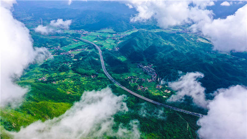 湖南省常寧市廟前鎮(zhèn)泉井村，云霧繚繞，青山蒼翠，公路蜿蜒，秀美如畫。周秀魚春攝