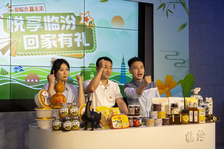 6月3日下午，在臨汾原產(chǎn)地商品體驗店，曲沃縣副縣長樊奇選對當?shù)氐霓r(nóng)特產(chǎn)品、旅游景點進行了推介代言。鄭遠飛攝