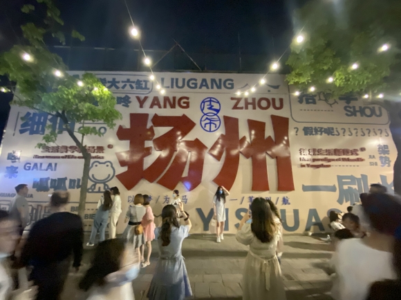古運(yùn)河畔的皮市街充滿市井氣息。 人民網(wǎng) 張玉峰攝