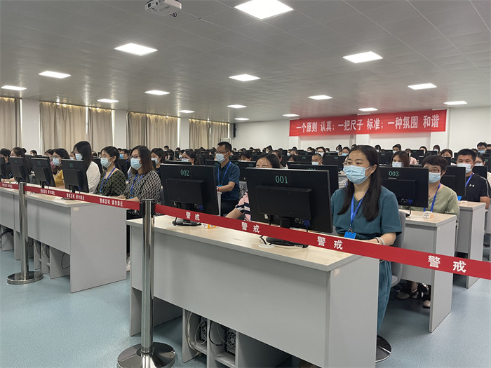 閱卷現(xiàn)場。公雪 攝