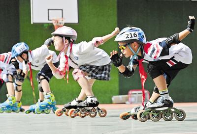 6月23日，邯鄲市邯山區(qū)實(shí)驗(yàn)小學(xué)的學(xué)生在練習(xí)輪滑。 當(dāng)日是國(guó)際奧林匹克日，該小學(xué)開(kāi)展了“我運(yùn)動(dòng)、我健康、我快樂(lè)”為主題的體育活動(dòng)，通過(guò)足球、籃球、武術(shù)、輪滑、擊劍等運(yùn)動(dòng)，讓學(xué)生們享受運(yùn)動(dòng)健身的快樂(lè)，感受運(yùn)動(dòng)的魅力。 河北日?qǐng)?bào)通訊員 郝群英攝