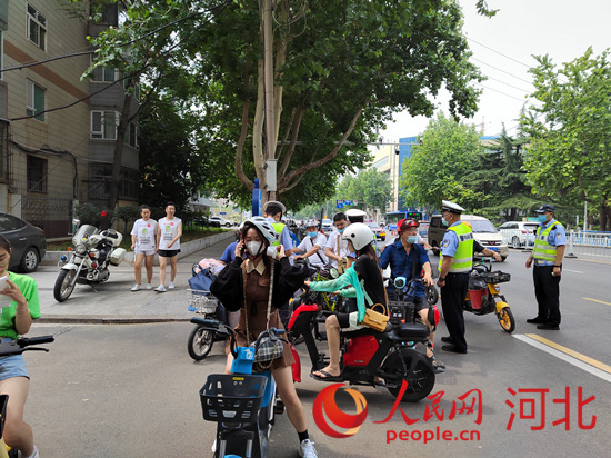 石家莊交警在查處非機(jī)動(dòng)車違章。人民網(wǎng)祝龍超攝