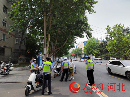 石家莊交警在查處非機(jī)動(dòng)車違章。人民網(wǎng)祝龍超攝