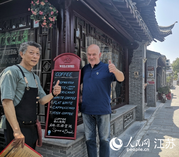 愛逛古巷的巴西人和揚州朋友在仁豐里開了一家西餐廳。 人民網(wǎng) 張玉峰攝