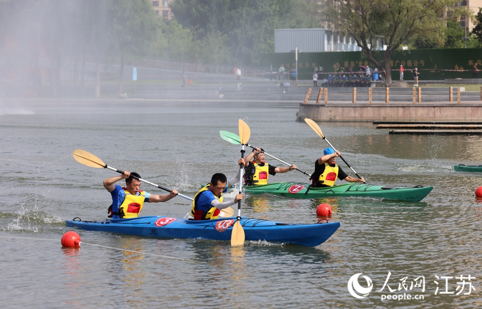 夏日清晨，一艘艘色彩鮮艷的賽艇和槳板在伯瀆河畔穿梭。朱剛?cè)簲z