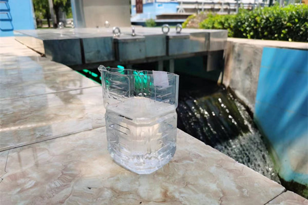 在邯鄲市雞澤縣藍(lán)天污水處理廠，污水經(jīng)過處理后清澈透明。鄭佳欣攝