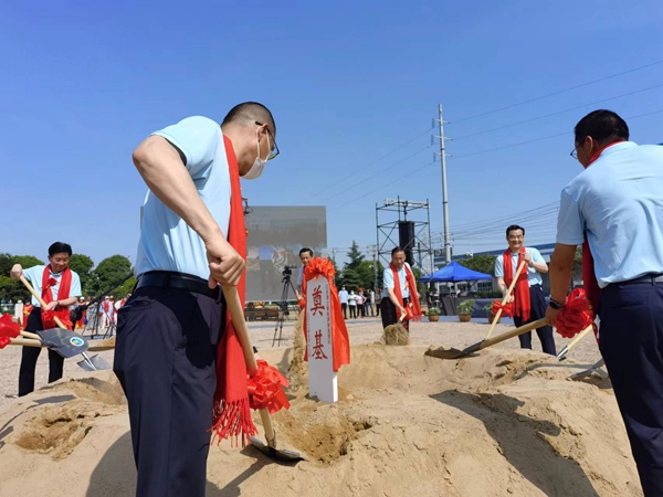 作為今年荷花節(jié)“開(kāi)場(chǎng)秀”，理士新能源智造園區(qū)項(xiàng)目正式開(kāi)工。人民網(wǎng) 馬曉波攝