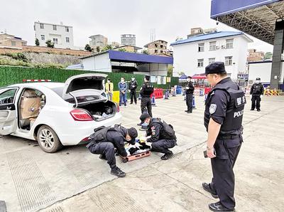 圖為民警對(duì)重點(diǎn)車輛是否攜帶毒品進(jìn)行檢查。省禁毒委供圖