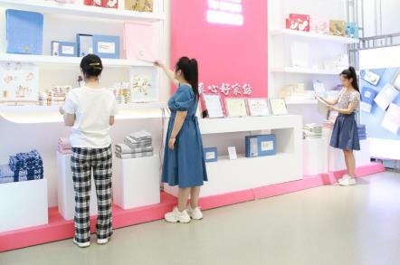 多樣的高陽紡織產(chǎn)品吸引大家關(guān)注。班靜怡攝