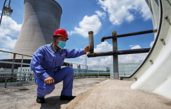 河北涿州京源熱電有限責任公司技術(shù)人員正在對設備進行檢驗排查。劉楊攝