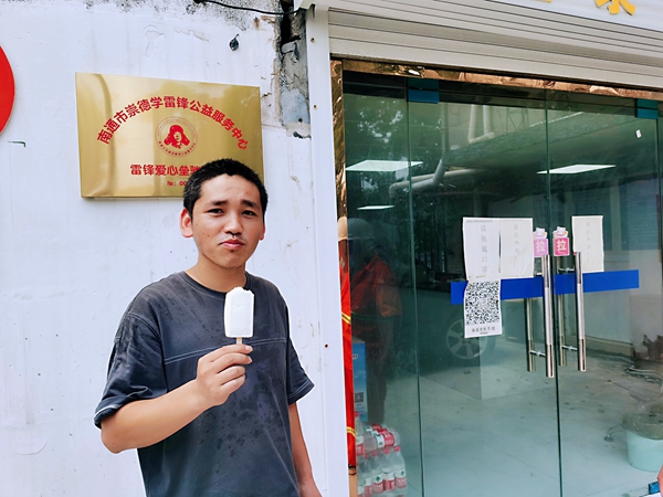 2過路司機(jī)在驛站冷飲。人民網(wǎng)記者王繼亮攝.jpg
