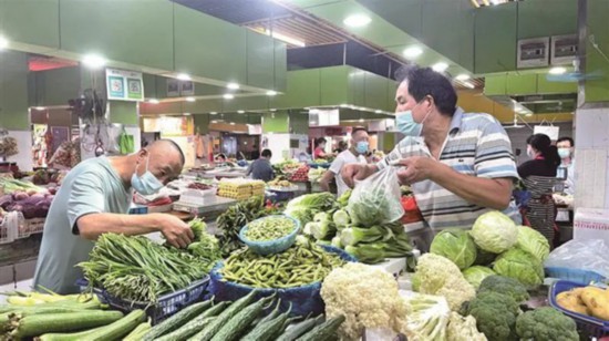 無錫市民在沁揚(yáng)市場和往常一樣購買農(nóng)副產(chǎn)品。宗曉東攝