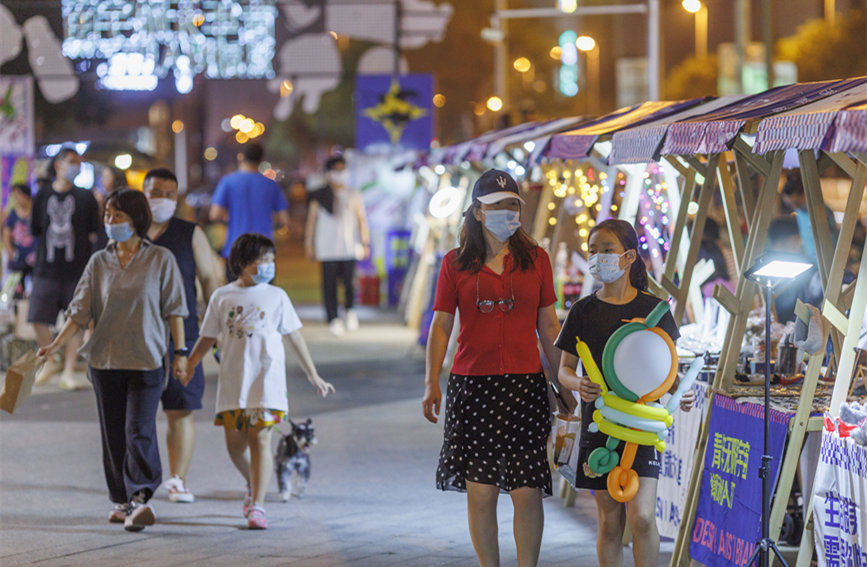 青年無(wú)限宇宙潮動(dòng)市集匯聚眾多文創(chuàng)產(chǎn)品，豐富市民夜生活。王英浩攝