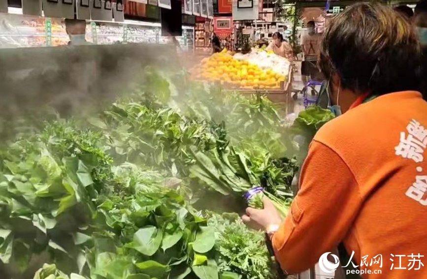 在大潤(rùn)發(fā)長(zhǎng)江北路店里，果蔬、肉蛋等生活必需品種類齊全，供應(yīng)充足，市民正有序選購(gòu)。無(wú)錫市委網(wǎng)信辦供圖