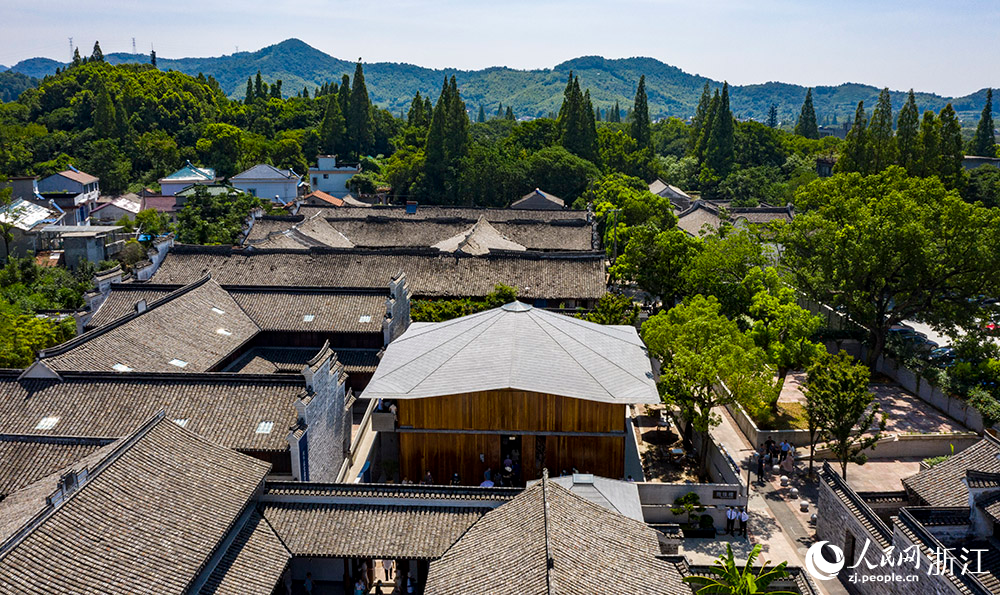 7月23日，空中俯瞰位于寧波市江北區(qū)慈城鎮(zhèn)的抱珠樓。人民網(wǎng) 章勇濤攝