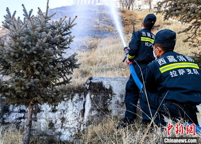12月6日，布達(dá)拉宮消防救援大隊(duì)在布達(dá)拉宮山體林草區(qū)域開展?jié)窕ぷ??！㈣?攝