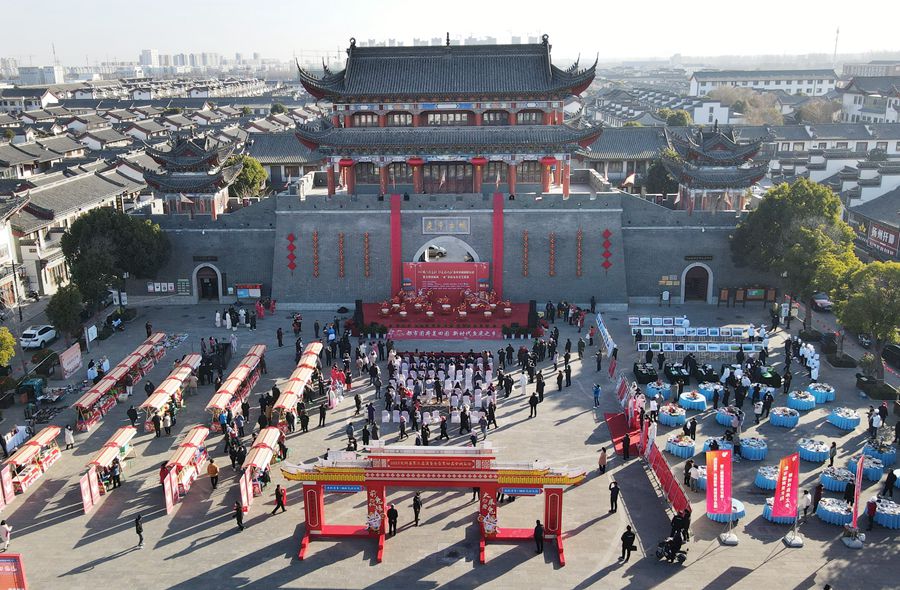 城門(mén)掛春聯(lián)，金湖沖刺“開(kāi)門(mén)紅”。陳義寶攝