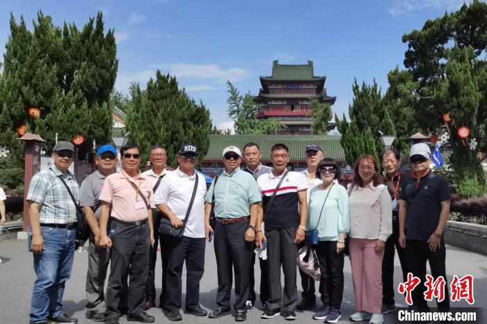 圖為臺灣新北市永和區(qū)里長聯(lián)誼會江西參訪團(tuán)一行在南昌滕王閣前合影。　柳曉丹 攝