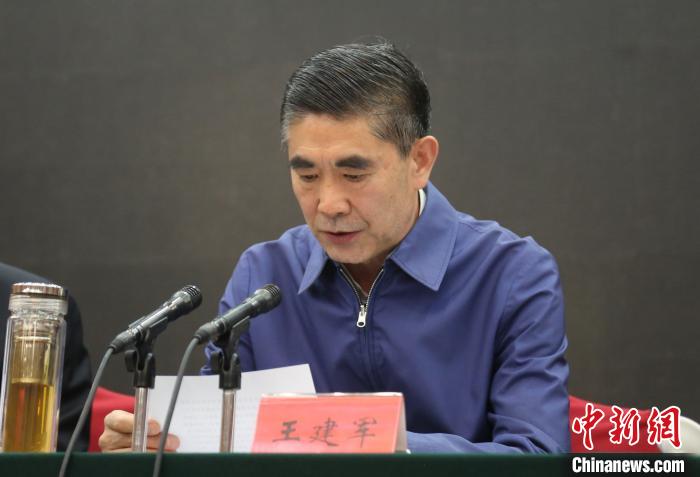 圖為青海省委書記王建軍出席會(huì)議并作講話?！?zhí)砀?攝