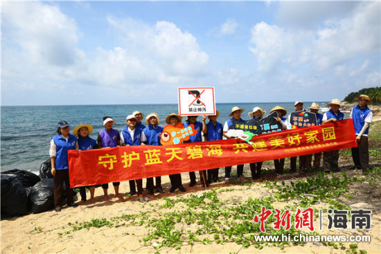 環(huán)保志愿者呼吁停止隨地扔垃圾、破壞環(huán)境等不文明行為。