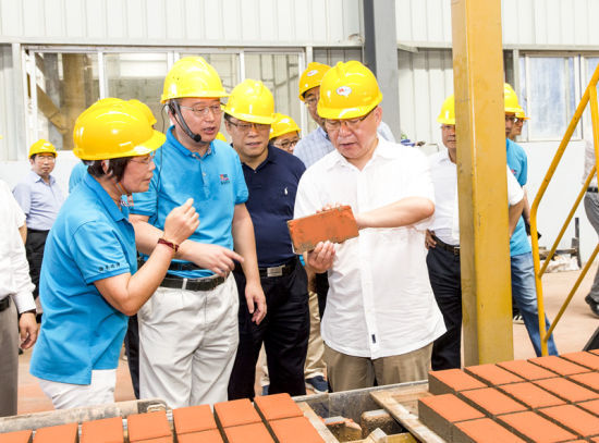 2019年6月21日下午，省長(zhǎng)沈曉明在三亞建筑廢棄物綜合利用廠，查看用建筑廢棄物綜合處理后制成的再生水泥磚。海南日?qǐng)?bào)記者 宋國(guó)強(qiáng) 攝
