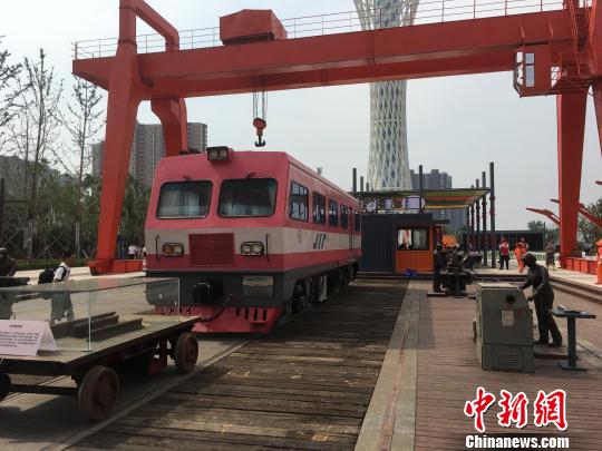 公園內(nèi)的火車車廂與貨場龍門吊等工業(yè)遺跡。　高紅超 攝