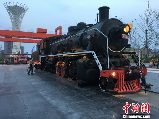 公園內(nèi)保留布置了蒸汽時代火車頭。　高紅超 攝